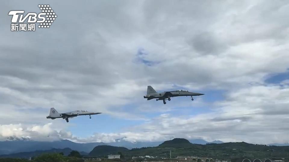 幻象、F-16戰機掛彈升空。（圖／TVBS）