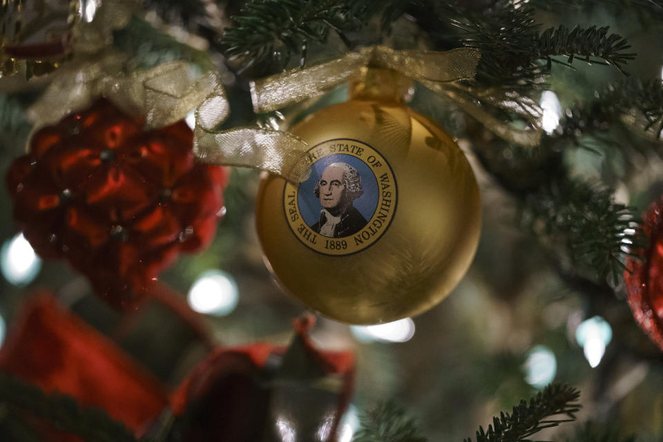 Eine Weihnachtskugel ist mit dem Abbild des ersten Präsidenten der Vereinigten Staaten von Amerika, George Washington, versehen. (Bild: AP Photo/Carolyn Kaster)