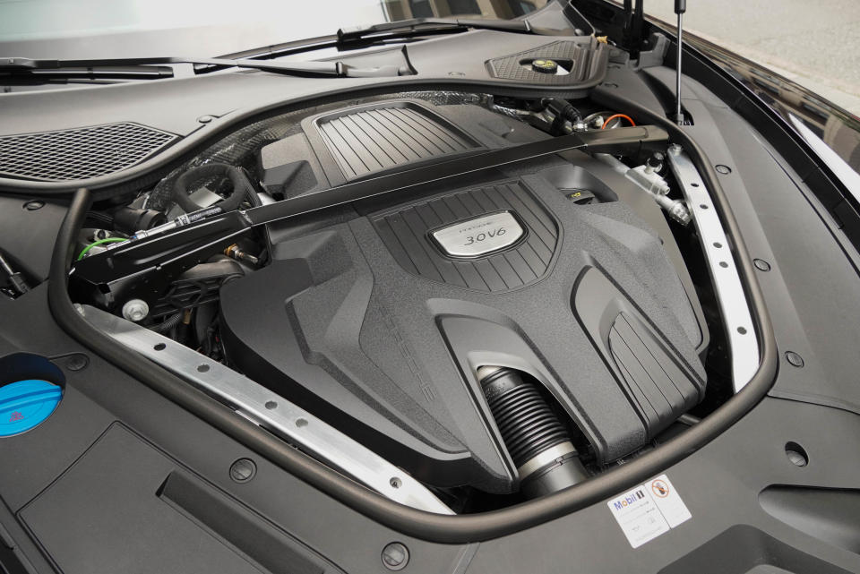 V6 渦輪增壓引擎可輸出 330 ps、450 Nm 動力，0-100 km/h 加速可於 5.7 秒完成。