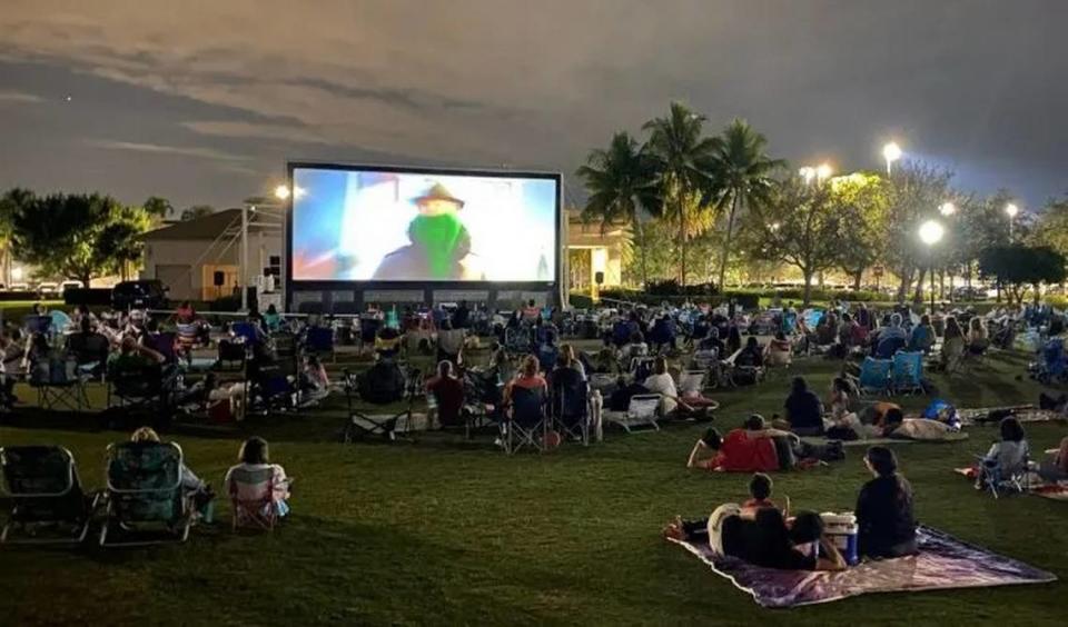 Películas familiares al aire libre gratis en Weston.