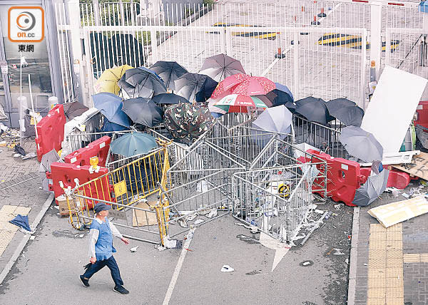 示威者留下鐵馬及雨傘。（黃偉邦攝）