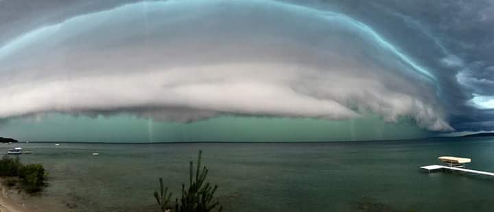 "Das ist ein wirklich cooler Sturm, der gerade durch den Norden Michigans zieht", bemerkte ein User auf Imgur. Ein anderer kommentierte: "Der Himmel war grün! Grün!" Unwettererfahrene klärten ihn allerdings schnell darüber auf, dass ein grüner Himmel wohl häufig auf einen kommenden Tornado hindeutet. (Bild-Copyright: Imgur/ISurvivedJavert2014)