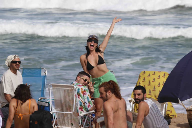 Al igual que el último día de 2022, Espósito y sus amigos se ubicaron bien cerca del mar y disfrutaron de una tarde de risas y mate