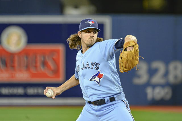 Blue Jays beat Yankees 3-2 in 10 innings as fans return