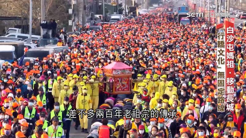 「粉紅超跑」白沙屯媽祖獨有的行轎文化，讓追隨的香燈腳們形成一座「移動長城」。