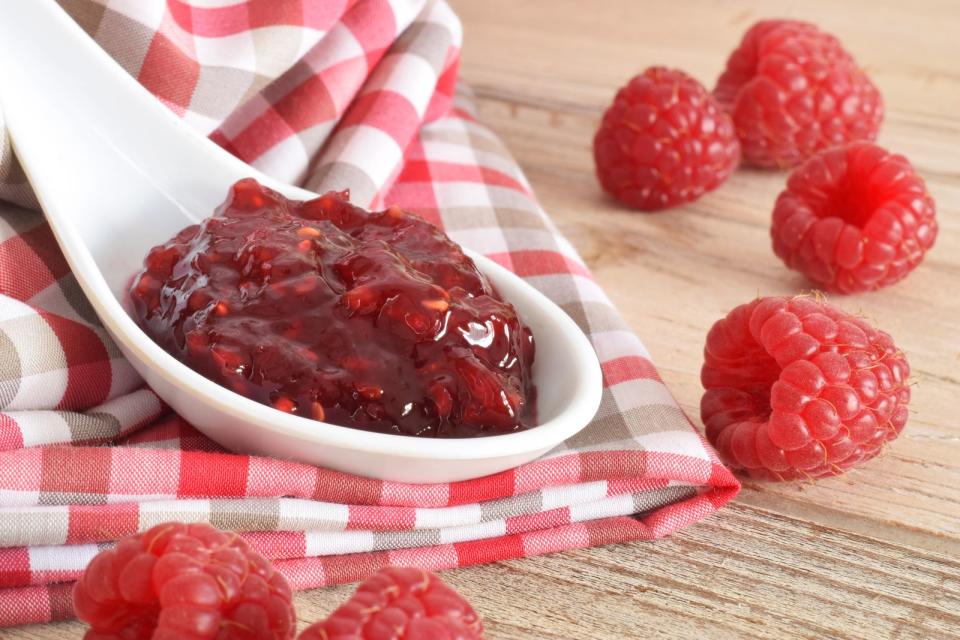 Nach den grundlegenden Tipps zur Herstellung kommen wir nun zu konkreten Rezeptvorschlägen. Wie wäre es zum Beispiel mit einer fruchtig-scharfen Konfitüre aus Himbeeren und Chili? Für drei Gläser benötigen Sie 500 Gramm Himbeeren, eine kleine Chilischote und 250 Gramm Gelierzucker 2:1. Waschen Sie zunächst die Beeren und die Chili ... (Bild: iStock / IGraDesign)