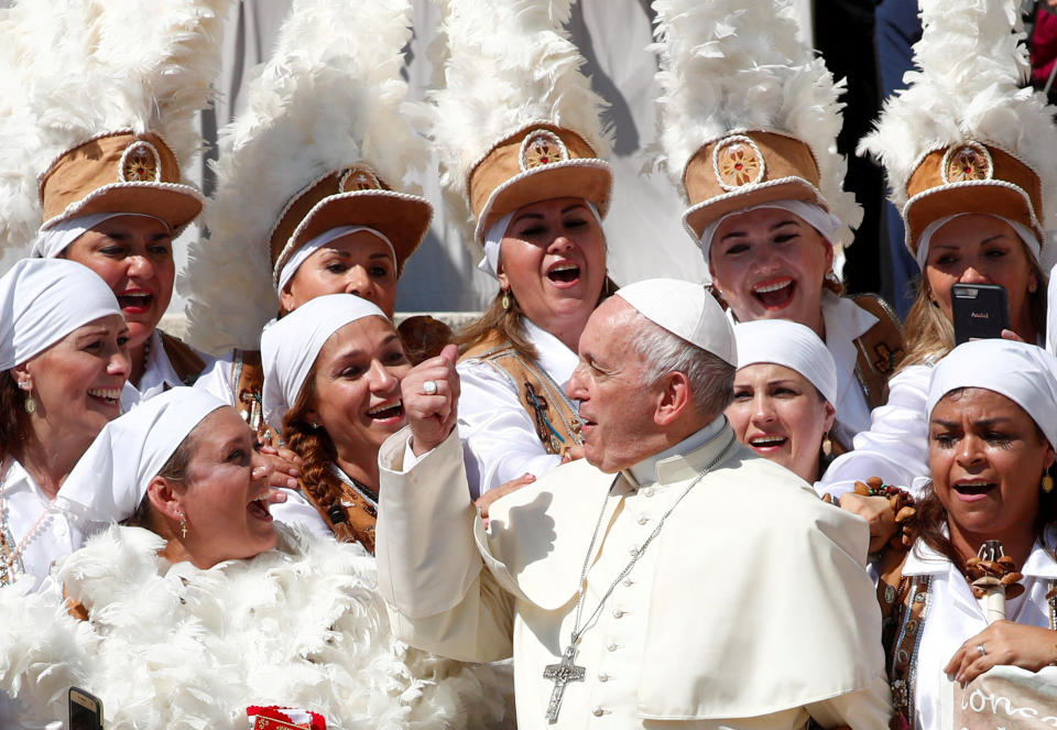 <p>Papst Franziskus posiert bei seiner wöchentlichen Generalaudienz am Petersplatz im Vatikan mit Gläubigen. (Bild: REUTERS/Max Rossi) </p>