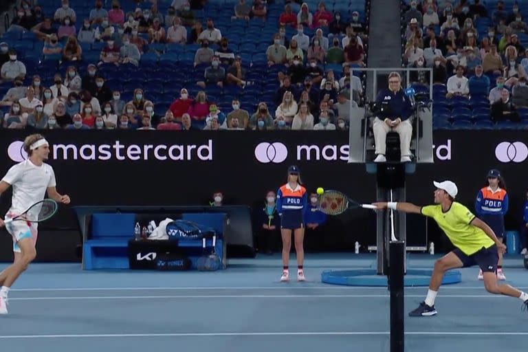 Altmaier toca la pelota en el campo de Zverev, en una acción pocas veces vista