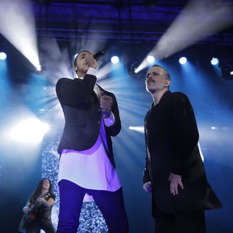 Miguel Bosé y Medrano durante su presentación en Colombia/Medrano/Instagram