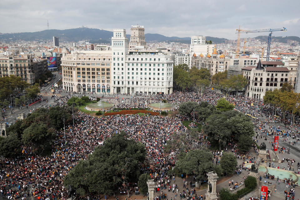 La plaza Cataluña, en el centro de Barcelona, fue el punto de encuentro de las numerosas manifestaciones espontáneas formadas desde primera hora de la mañana. REUTERS/Albert Gea