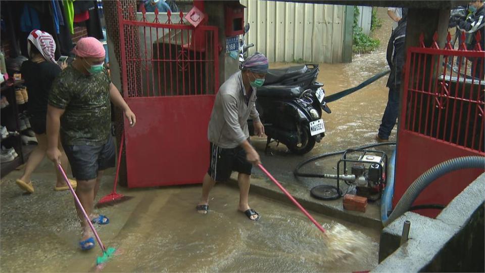 山坡水田積水？　泥流雨水灌民宅　烏日成功東路30多戶大淹水