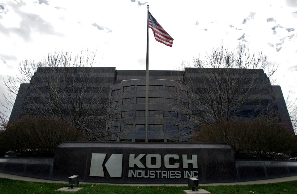 <p>Sein Bruder leitet mit dem Öl- und Chemiekonsortium Koch Industrie das zweitgrößte Unternehmenskonglomerat in den USA in Privatbesitz. Charles G. Koch kommt mit 48,5 Milliarden US-Dollar auf den sechsten Platz der „Forbes“-Reichenliste. </p>