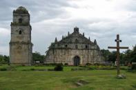 Igrejas barrocas. Se você alguma vez for a um país predominantemente católico na Ásia, uma visita a uma de suas igrejas históricas deve ser incluído em seu itinerário. A UNESCO lista quatro igrejas barrocas construídas durante tempos hispânicos, entre o século 16 e 18, localizados na capital Manila, na província de Iloilo e dois na região de Ilocos norte. A Igreja Paoay (foto), em Ilocos Norte, oferece um cenário pitoresco para fazer você querer caminhar até o altar por esta arquitetura histórica