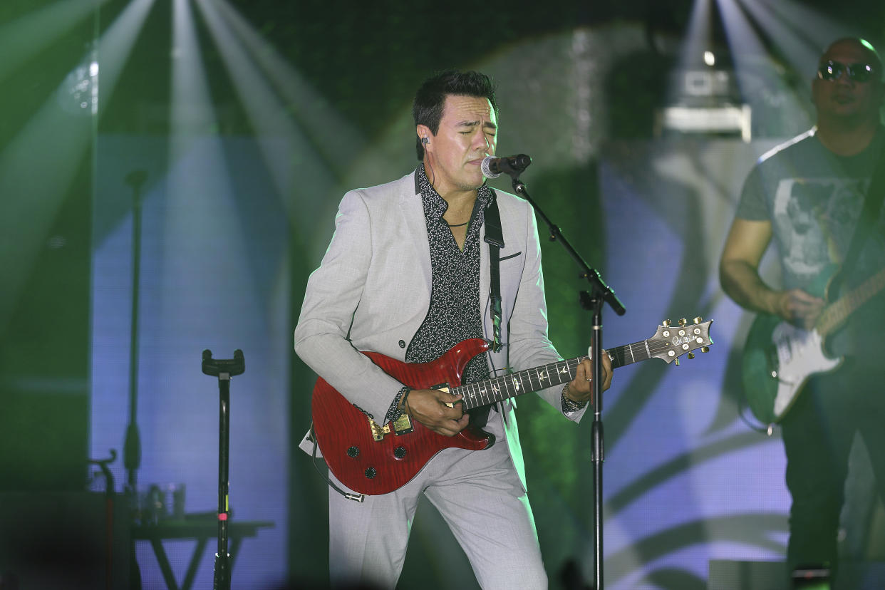 Gustavo Ángel tuvo que llegar en moto al concierto debido a un bloequo en inmediaciones de la Arena CDMX.  (Photo by Omar Vega/LatinContent via Getty Images)