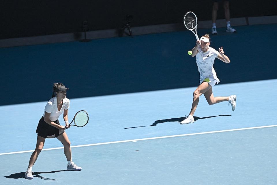 謝淑薇（左）今日夥拍馬頓絲（右）女雙稱后。（圖：Australia Open）