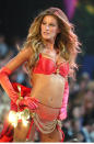 Merry Christmas: 2005 lief Gisele Bündchen für Victoria’s Secret als sexy Geschenk über den Laufsteg. Wer würde da nicht gerne mal auspacken? (Bild-Copyright: Gregory Pace/BEI/REX/Shutterstock/rexfeatures)