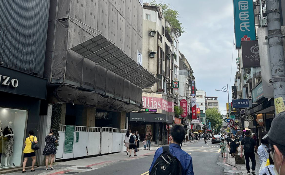 受日韓遊客喜愛的永康街中，一棟興建的大樓與其他建物高度不同，看起來十分突兀。圖／佐藤峻　提供