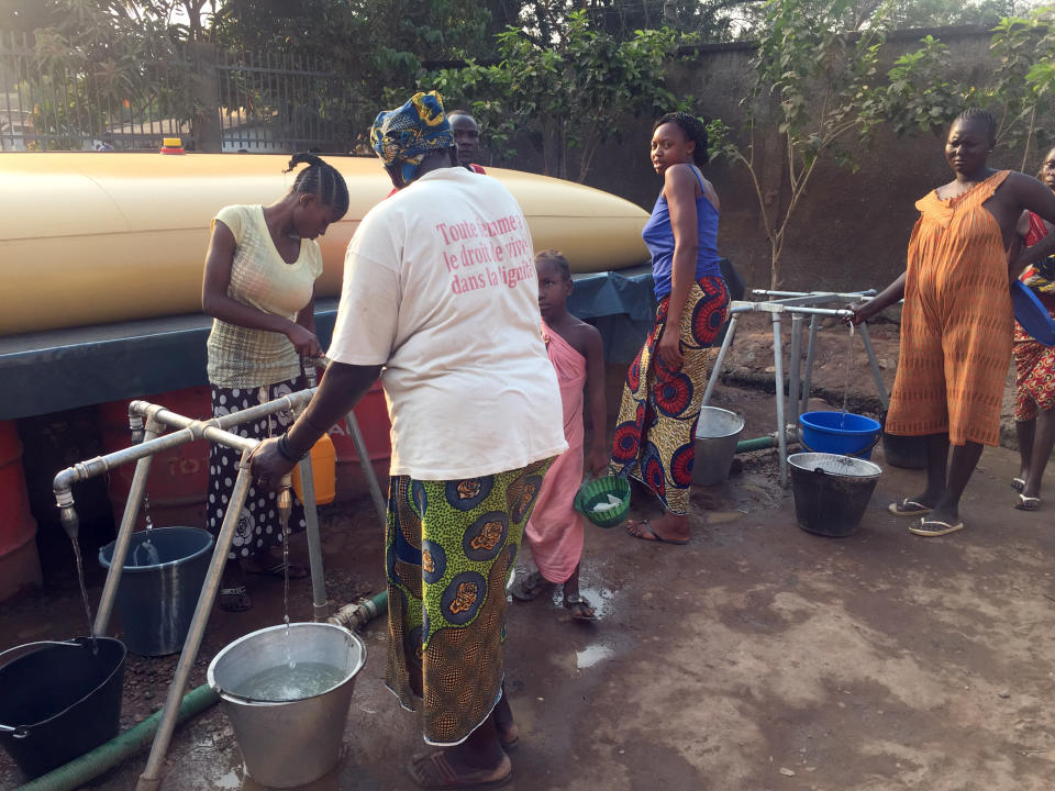  Un grupo de mujeres recoge agua en un centro de distribución hídrico en el campo de refugiados de Benz-Vi, en la República Centroafricana. (Foto de Jürgen Bätz/Picture Alliance vía Getty Images)