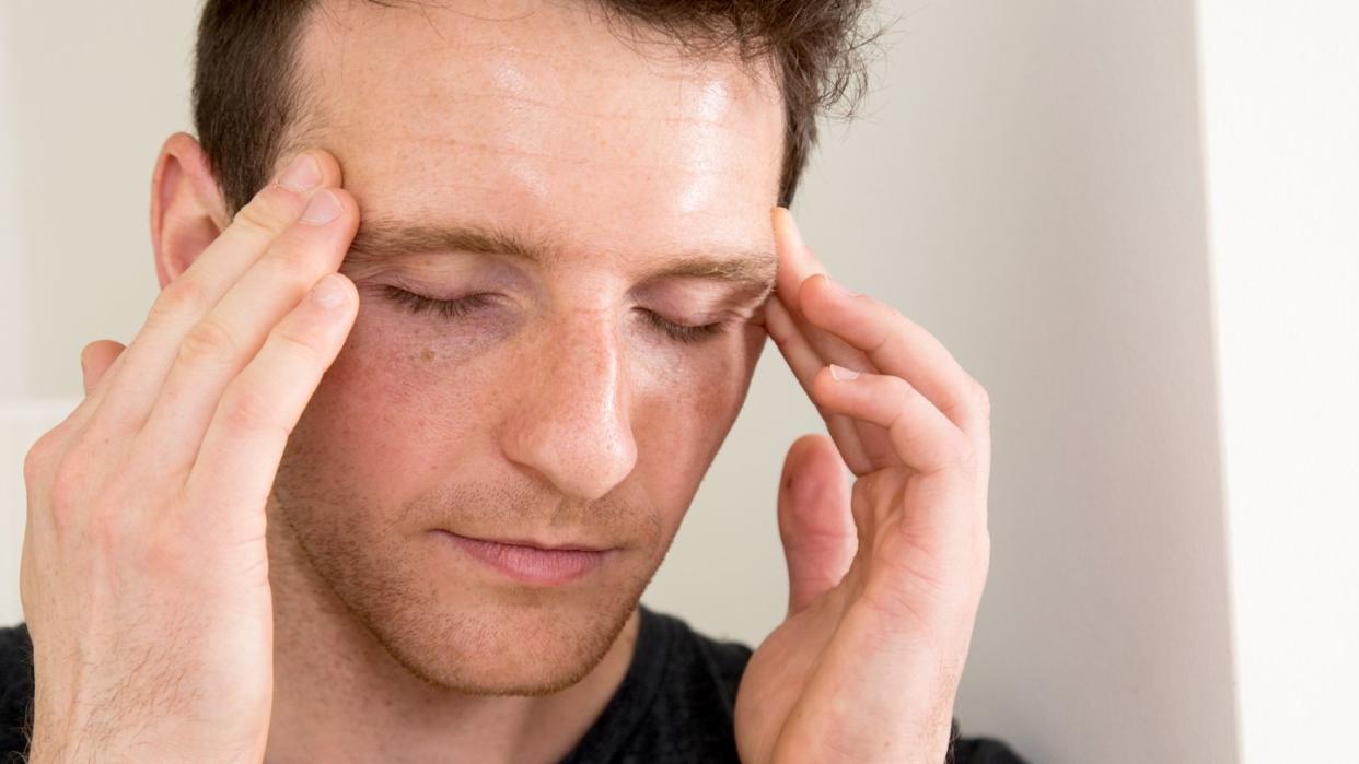 Wenn zu Kopfschmerzen noch Symptome wie Übelkeit oder Lichtempfindlichkeit dazukommen, deutet das auf eine Migräneattacke hin.