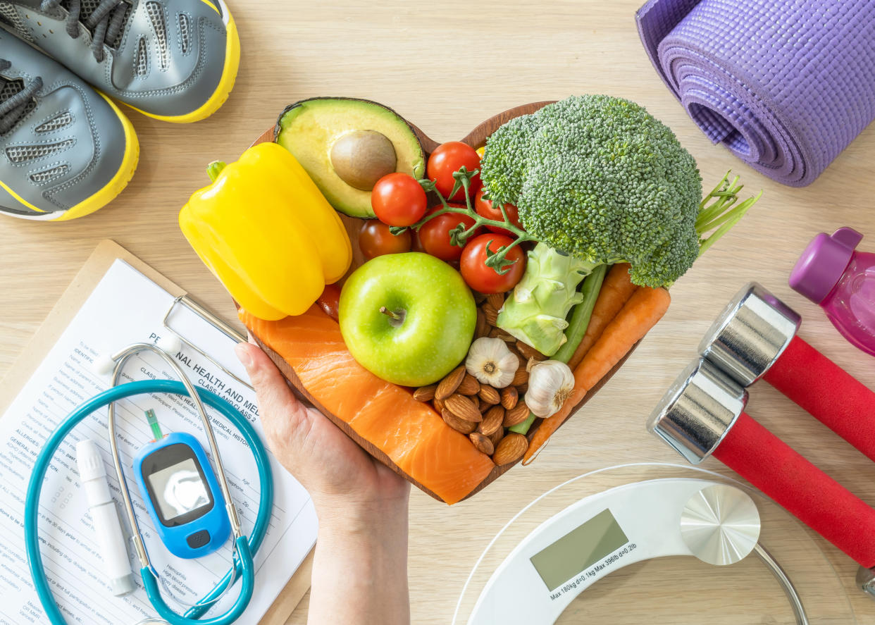 Es posible equilibrar los niveles de azúcar en la sangre alimentándonos de manera saludable y practicando actividad física regular. (Getty Creative)