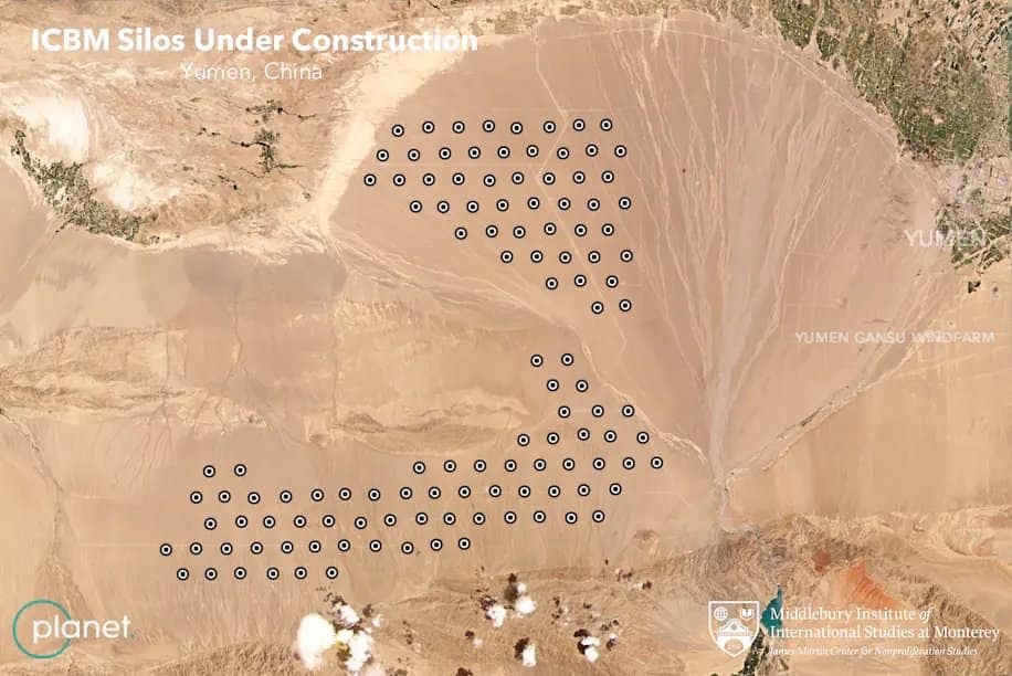 中國在甘肅地區的玉門關沙漠附近，被發現有約100多個核彈道飛彈發射井   圖：翻攝 Will Marshall推特