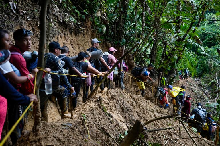 Decenas de Migrantes, la mayoría de ellos venezolanos, caminan en la región del Darién de Colombia rumbo a Panamá. (AP Foto/Fernando Vergara, Archivo)