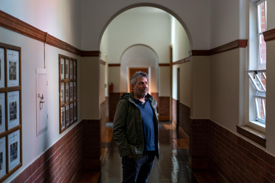 Terence Beney, que se graduó con Musk en el Pretoria Boys High, en un pasillo del colegio. (Joao Silva/The New York Times)