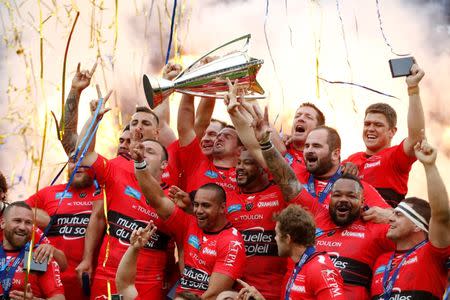 Rugby Union - ASM Clermont Auvergne v RC Toulon - European Rugby Champions Cup Final - Twickenham Stadium, London, England - 2/5/15 Toulon celebrates winning the European Rugby Champions Cup Final with the trophy Action Images via Reuters / Andrew Couldridge