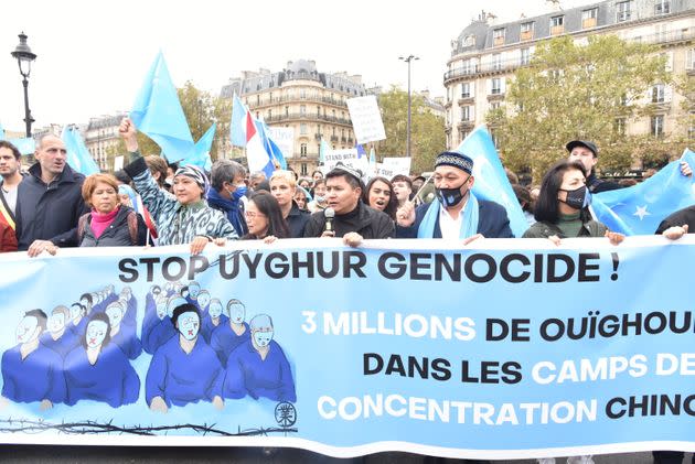 Sur cette photo prise le 2 octobre à Paris, des manifestants réclament des actions de la France pour mettre fin au génocide en cours des Ouïghours par Pékin.  (Photo: Anadolu Agency via Getty Images)