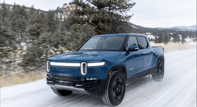 Rivian R1T domina la nieve, desafiando al Cybertruck de Tesla