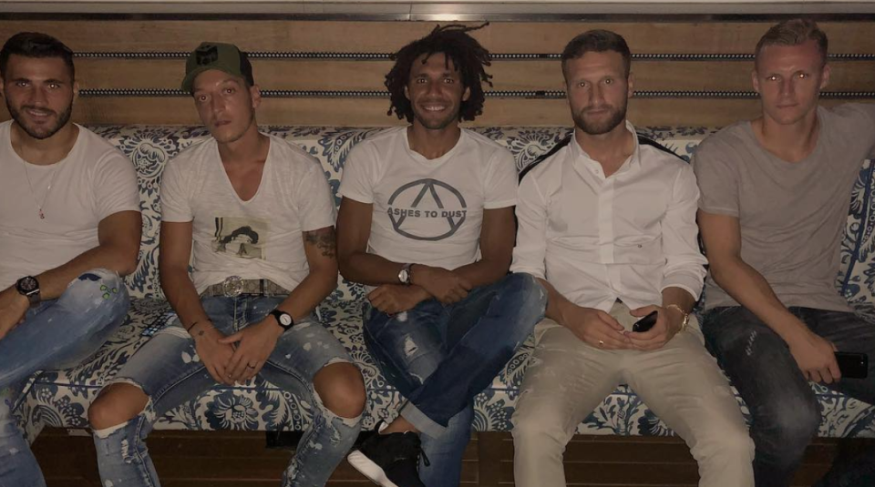 Mesut Ozil and his Arsenal teammates in Singapore @elnennym