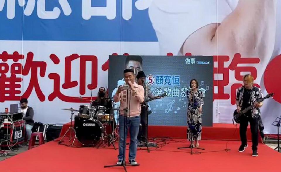 中二選區立委補選候選人顏寬恒昨日演唱競選歌曲「海線故鄉」。（記者陳金龍攝）