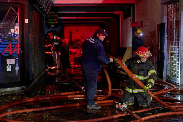 Bomberos trabajan en el edificio que se incendió en la calle Colón en pleno centro de Mendoza