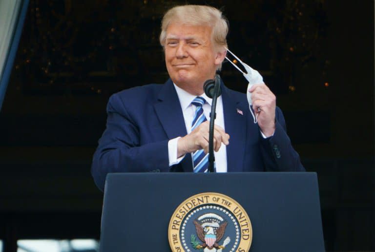 Le président américain Donald Trump s'exprime depuis la balcon de la Maison Blanche devant ses sympathisants le 10 octobre 2020 - MANDEL NGAN © 2019 AFP