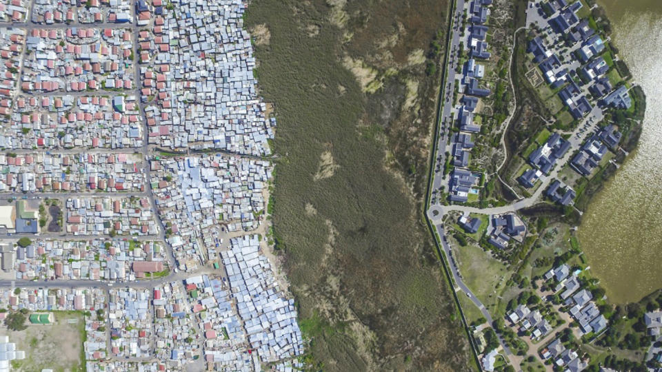 <p>Este fotógrafo estadounidense afincado en Sudáfrica ha capturado con un dron la desigualdad existente en varias ciudades del mundo. Empezó en la urbe donde reside, Ciudad del Cabo, a la que pertenece esta imagen. (Foto: Twitter / @UnequalScenes). </p>