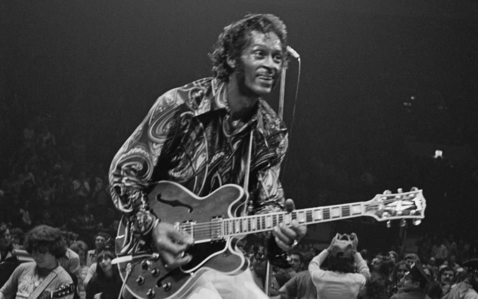 Wer denn nun der allererste Rock'n'Roller war, darüber streiten Experten bis heute, aber sein Name ist immer einer der ersten, die in den Geschichtsbüchern auftauchen: Chuck Berry. (Bild: Michael Ochs Archives/Don Paulsen/Getty Images)