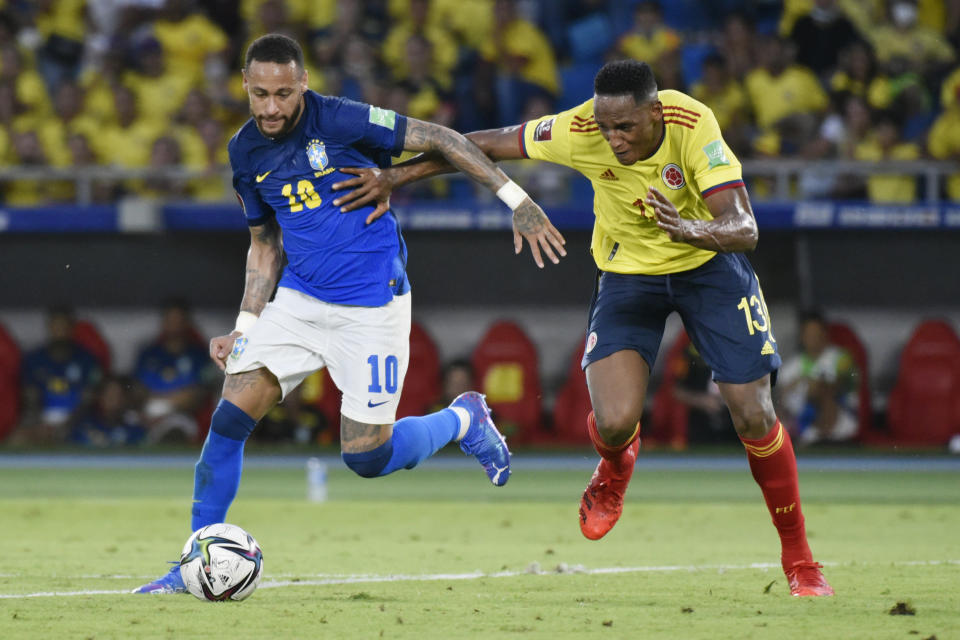 Neymar y Mina luchan por el control del balón en un intenso Colombia-Brasil que terminó 0-0. (Foto: Getty Images)