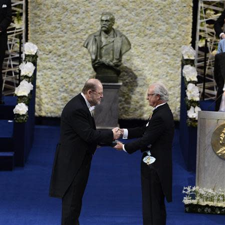James E. Rothman (L) of the U.S. receives his Nobel Prize in Medicine from Sweden's King Carl Gustaf during the 2013 Nobel Prize award ceremony in Stockholm December 10, 2013. REUTERS/Claudio Bresciani