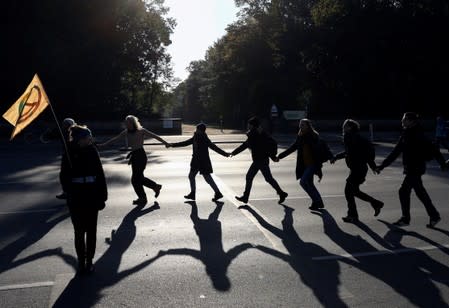 Climate activists from Extinction Rebellion launch a new wave of "civil disobedience" in Berlin