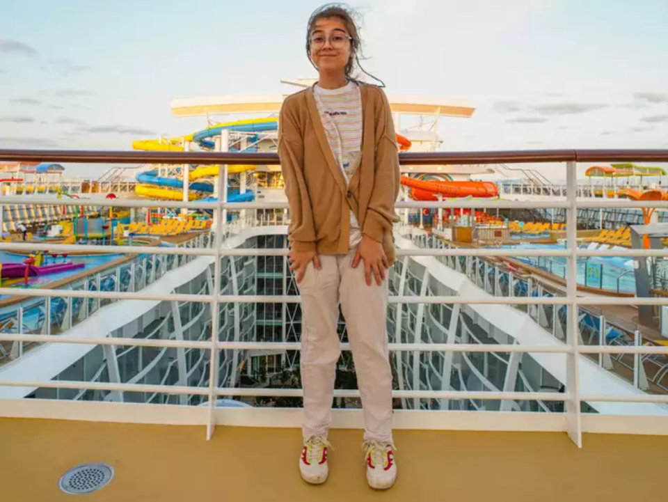 Unsere Autorin an Deck des größten Kreuzfahrtschiffs der Welt. - Copyright: Joey Hadden/Insider