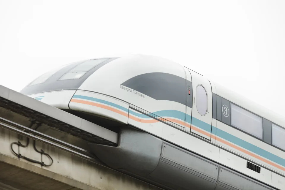 <p>El tren es conocido como el maglev de Shanghái debido a que opera mediante levitación magnética, es decir, utiliza imanes para sustentarse y propulsarse sin llegar a contactar con los raíles. (Foto: James Leynse / Corbis / Getty Images).</p> 