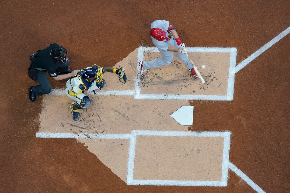 CARDENALES-CERVECEROS (AP)