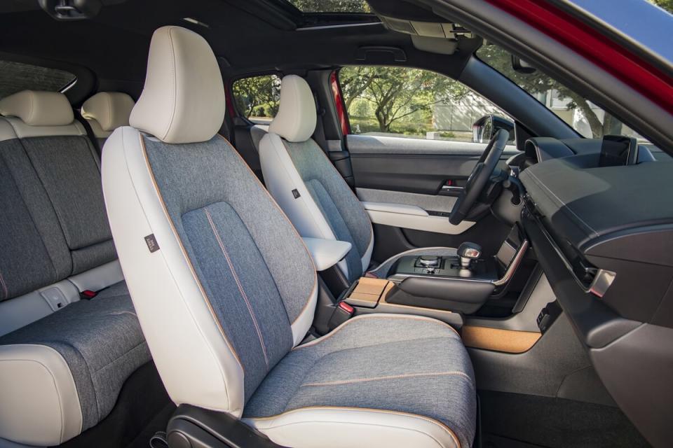 06-Interior---Mazda-MX-30-Soul-Red-Crystal-Modern-Confidence.jpg