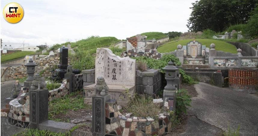 新竹市示範公墓6日遭民眾發現，24個墓碑竟遭人使用紅漆噴上叉。（示意圖／黃威彬攝）