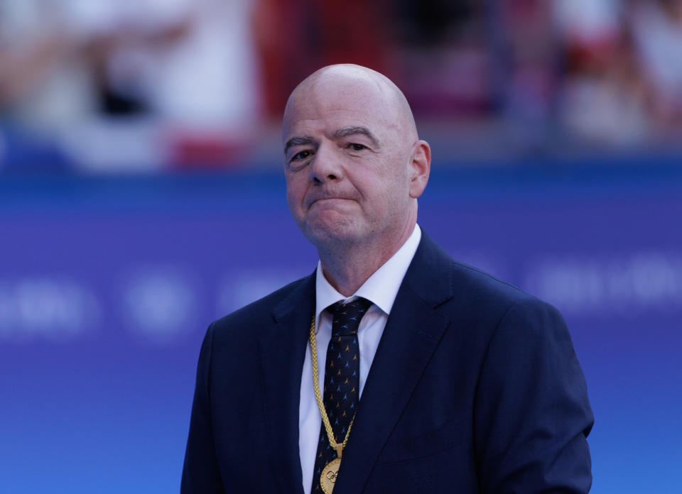 Gianni Infantino, prezydent FIFA, podczas meczu o złoty medal kobiet pomiędzy reprezentacją Brazylii i reprezentacją Stanów Zjednoczonych na stadionie Parc des Princes podczas Letnich Igrzysk Olimpijskich 2024 w Paryżu we Francji. (Zdjęcie: Tnani Badreddine/DeFodi Images via Getty Images)