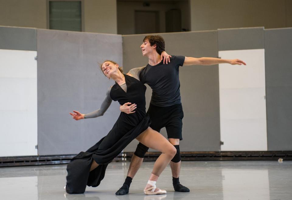 <p>Anna Laudere und Mariá Huget proben eine Szene aus John Neumeiers Ballettadaption von Tolstois „Anna Karenina“, mit der am 2. Juli die 43. Hamburger Ballett-Tage eröffnet werden. (Bild: Christina Sabrowksy/dpa) </p>