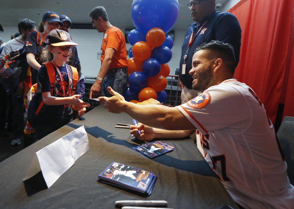 José Altuve firma autógrafos a fanáticos durante el Fan Fest de los Astros de Houston en el estadio Minute Maid Park, el sábado 18 de enero de 2020, en Houston. (Steve Gonzales/Houston Chronicle via AP)