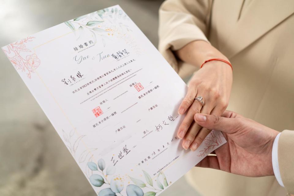 台灣民眾黨台北市議員黃瀞瑩11日在臉書公布結婚喜訊，感謝民眾黨主席柯文哲和民進黨立委王世堅願意成為她和先生的結婚證人。（圖取自黃瀞瑩Facebook）
