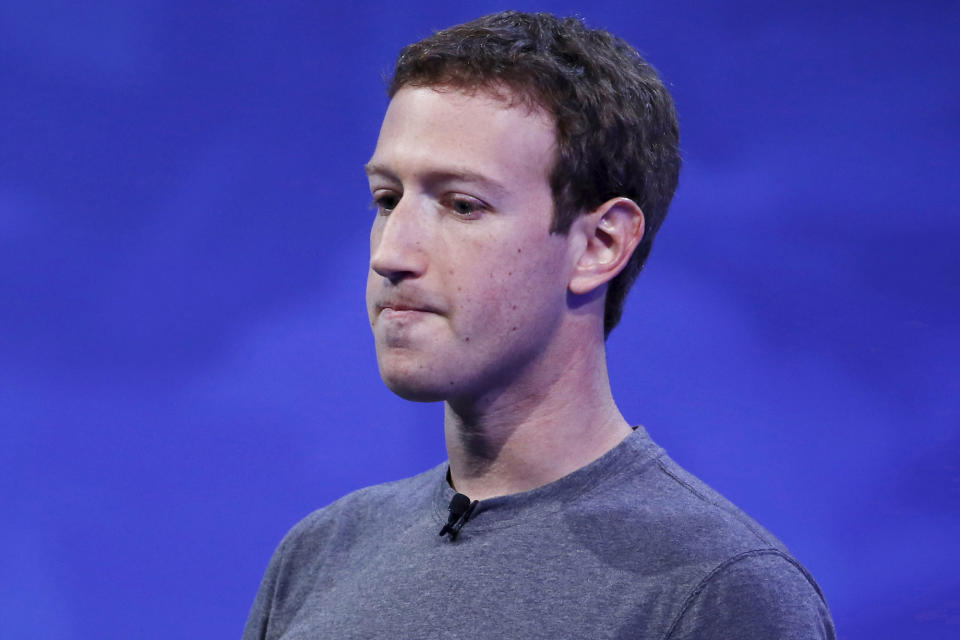 Zuckerberg vendió acciones antes del cataclismo bursátil de Facebook. (Reuters)