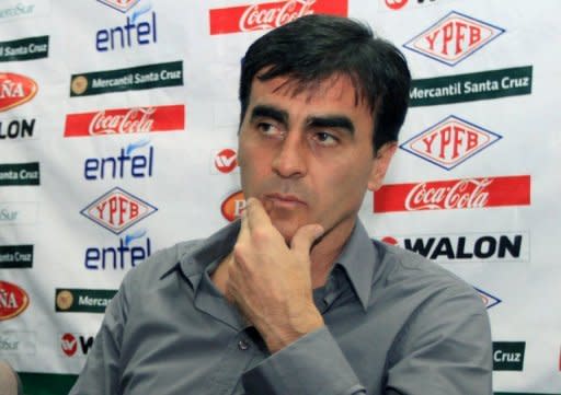 El entrenador argentino-boliviano Gustavo Quinteros en conferencia de prensa, el 03 de julio de 2012 en Santa Cruz, Bolivia. (AFP | str)